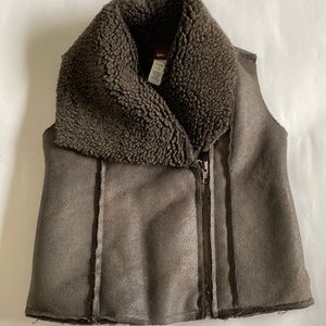 Tea collection girls 4-5 faux shearling vest